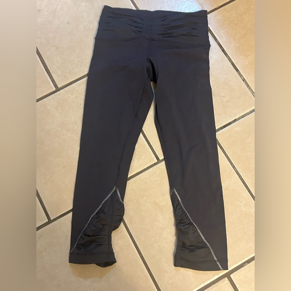 CLEARANCE Lululemon Low Rise Ruched Yoga Capri Leggings 4